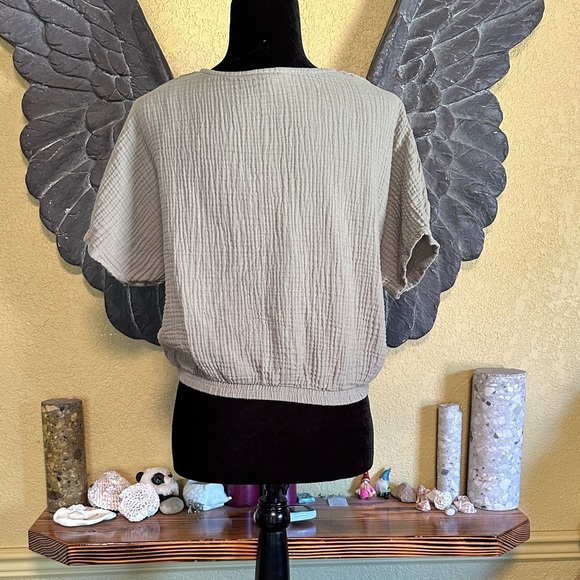 George V-Neck Crop Top - Picture 5 of 7